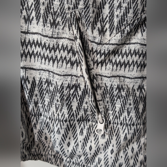 Roxy White and Black Pattern Winter Jacket With Faux Fur Trim - Picture 6 of 11